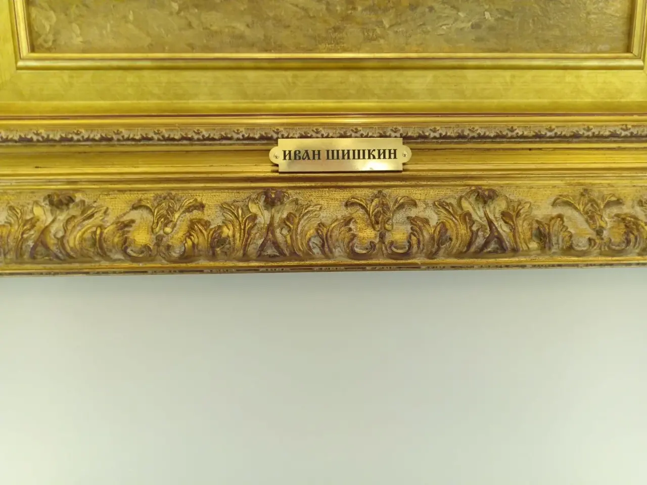 Установка таблички для картины на стену